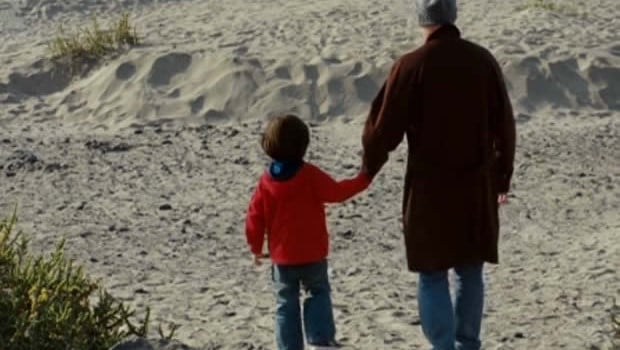 étreintes brisées enfant père aveugle étreintes brisées enfant père aveugle