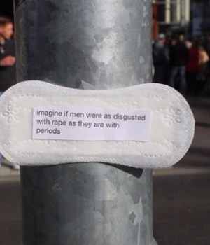 messages-feministes-sur-serviettes-hygieniques-collees-rue