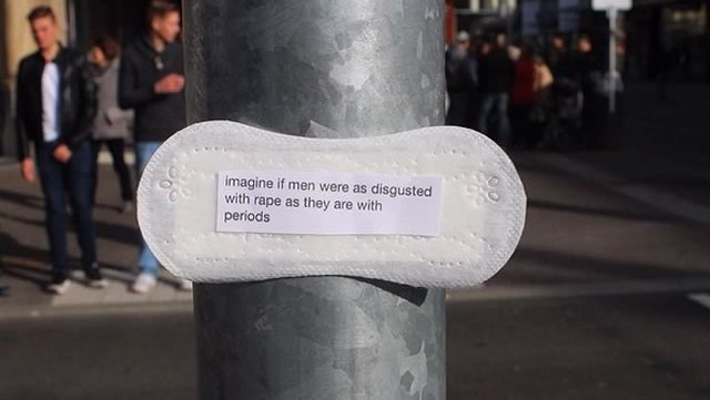 messages-feministes-sur-serviettes-hygieniques-collees-rue