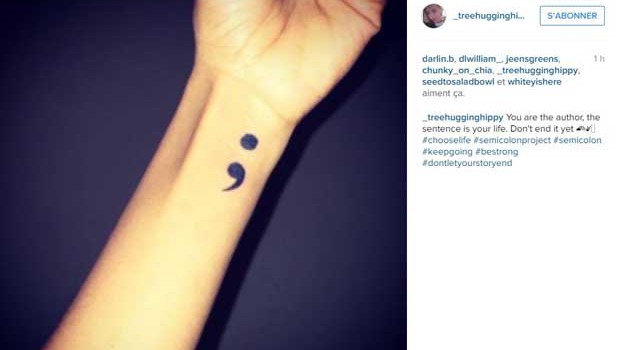 Le tatouage point-virgule, symbole du nouveau départ et de la vie