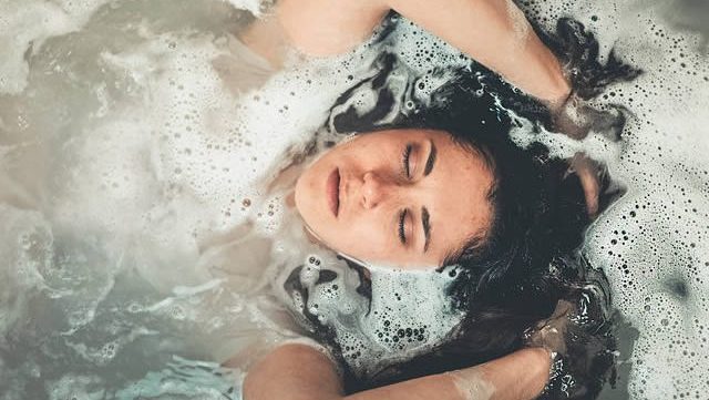 Pourquoi le bain moussant produit-il des bulles ?