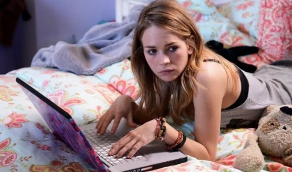 teenage-girl-computer-bed