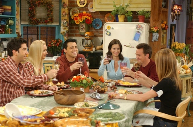 Scene de la série Friends où les personnages sont assis autour d'une table