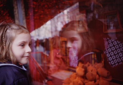 enfant-vitrine-magasin