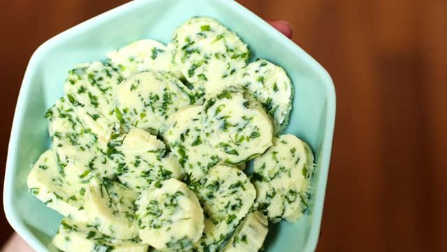 beurre-sriracha-ail-fines-herbes-recettes