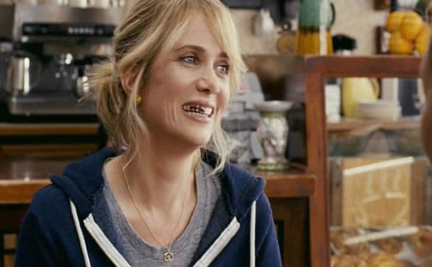 bridesmaids-kristen-wiig-teeth