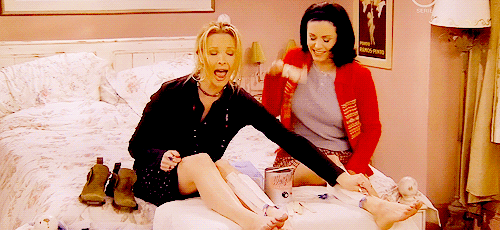 friends-monica-and-phoebe-gif