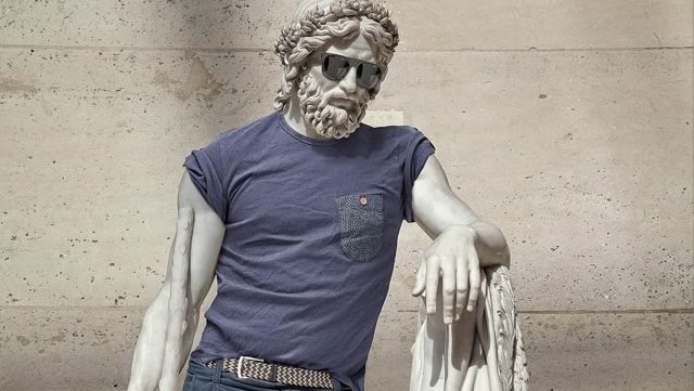 statue-louvre-hipster