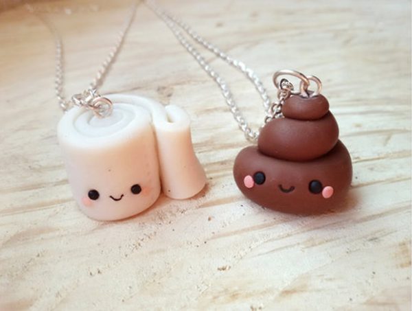 collier-amitie-papier-toilette-caca-etsy collier-amitie-papier-toilette-caca-etsy