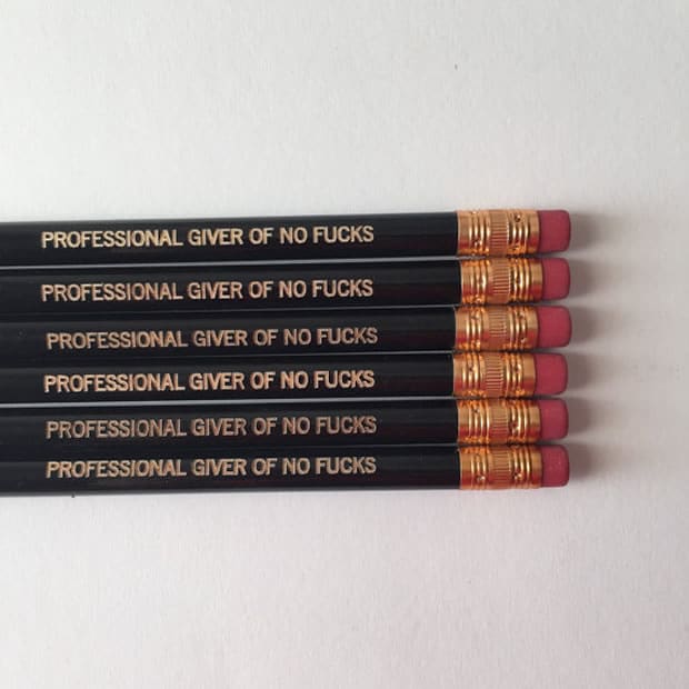 crayon-inscription-professional-giver-no-fucks