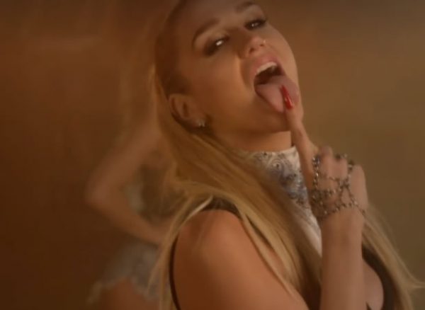 keska-lick-finger keska-lick-finger