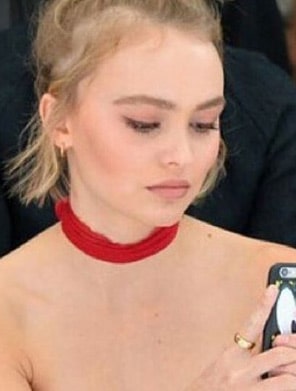 lilly-rose-depp-choker