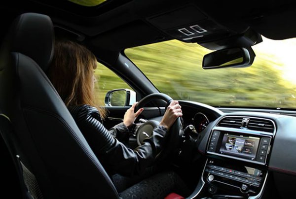 femme-volant-voiture-sport femme-volant-voiture-sport