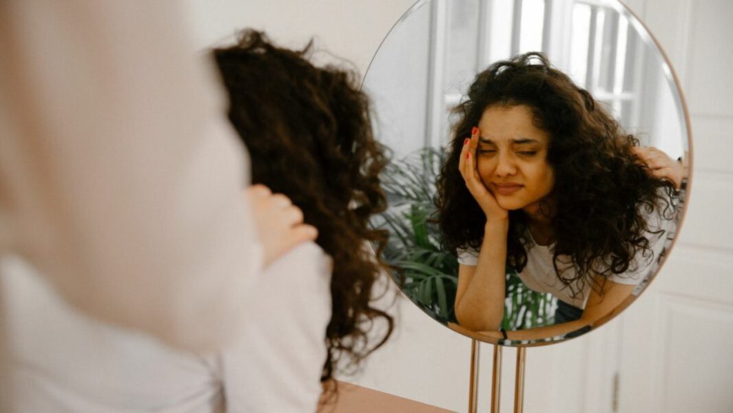 Femme triste devant un miroir