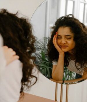 femme – triste – miroir