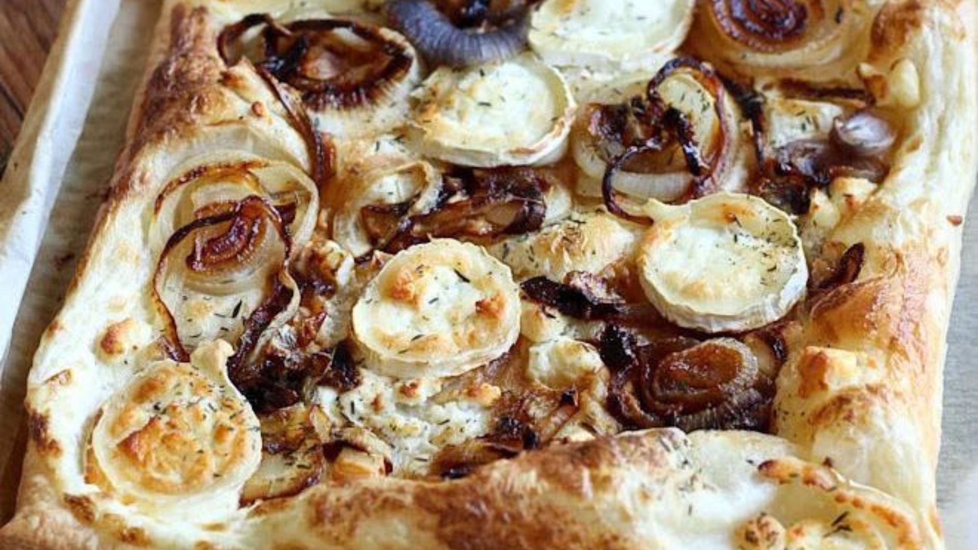 Tarte chèvre/oignons caramélisés : la recette facile et délicieuse