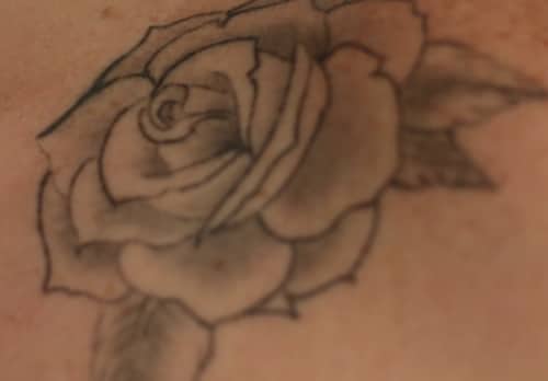 tatouage-rose-fleur-vanessa