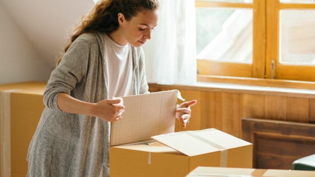 Jeune femme faisant ses cartons pour déménager