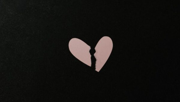 coeur en papier brisé
