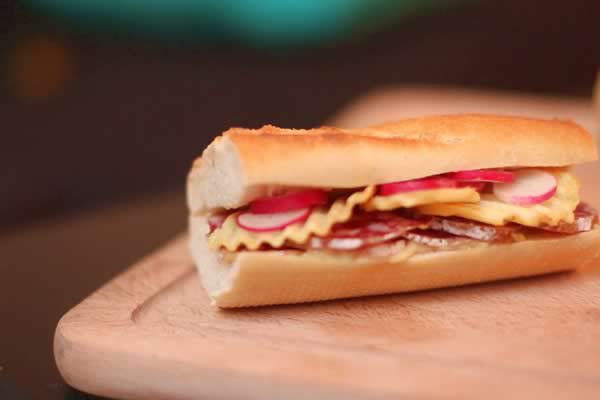 sandwich-chips-saucisson