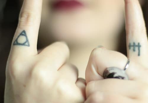 street-tattoos-alice-doigts