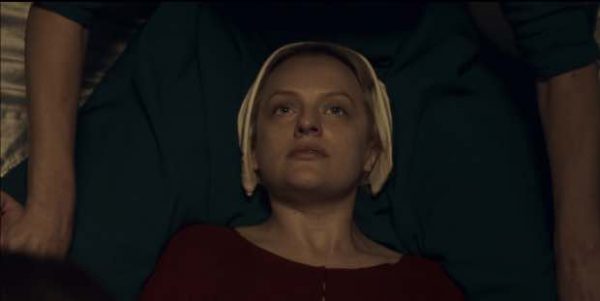 handmaids-tale-ceremonie-viol-legal handmaids-tale-ceremonie-viol-legal