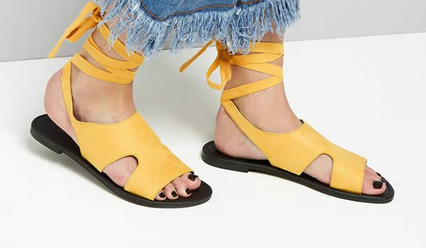 sandales-jaunes-lacets
