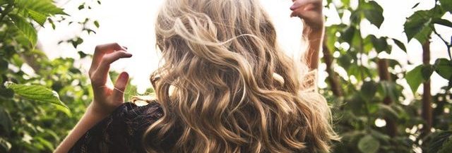 Techniques pour boucler et onduler ses cheveux sans chaleur