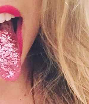 glitter-tongue-langue-paillettes