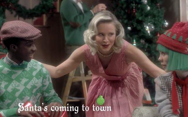 Santa's Coming For Us : Sia Sort Un Clip Avec Kristen Bell En Guest