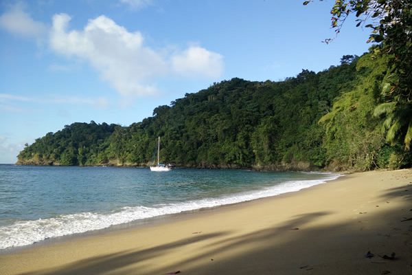 Manwe-odyssey-bateau-crique-deserte Manwe-odyssey-bateau-crique-deserte