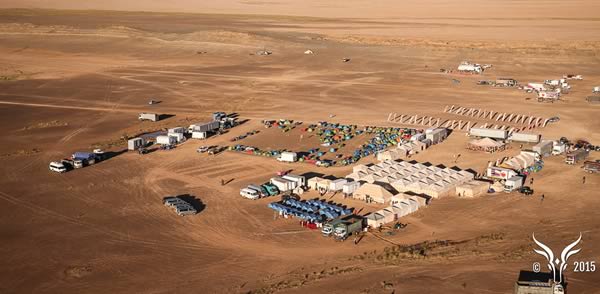 Le bivouac du Rallye des Gazelles, isolé dans le désert (crédit: Rallye Aïcha des Gazelles)