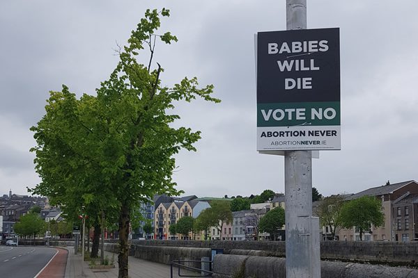 En Irlande, les panneaux anti-choix comme celui-ci émaillent les rues. Cork, mai 2018. © Esther Meunier En Irlande, les panneaux anti-choix comme celui-ci émaillent les rues. Cork, mai 2018. © Esther Meunier