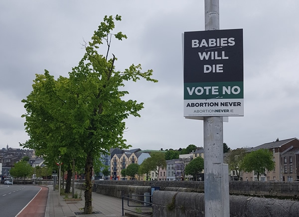 En Irlande, les panneaux anti-choix comme celui-ci émaillent les rues. Cork, mai 2018. © Esther Meunier
