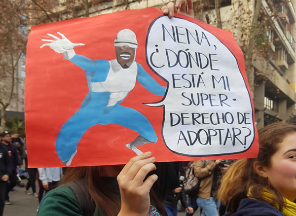 « Nena, où est mon super-droit à l'adoption ? » À Santiago du Chili, le 23 juin 2018. © Esther Meunier