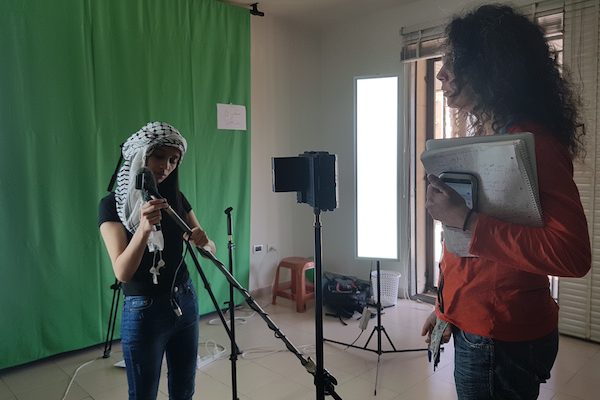 Dans les locaux de Campji, de jeunes reporters s'activent, sous de l’œil de Lara qui supervise l'équipe. Dans les locaux de Campji, de jeunes reporters s'activent, sous de l’œil de Lara qui supervise l'équipe.