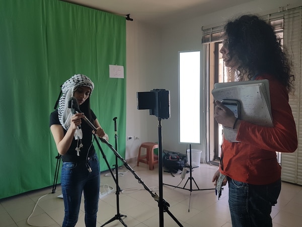 Dans les locaux de Campji, de jeunes reporters s'activent, sous de l’œil de Lara qui supervise l'équipe. 