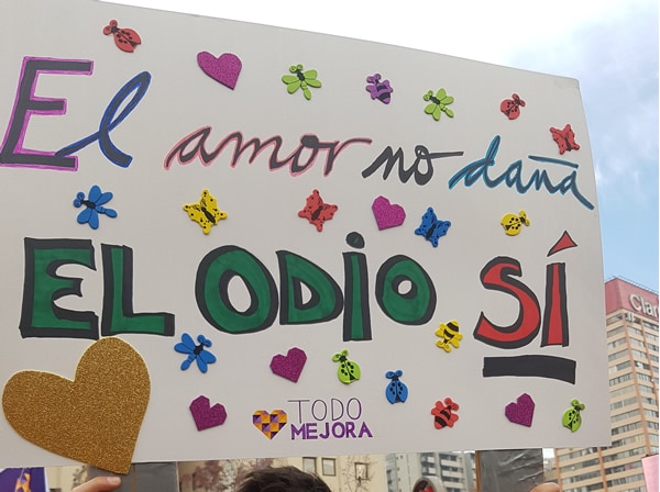 « L'amour ne blesse pas, la haine, si. » À Santiago du Chili, le 23 juin 2018. © Esther Meunier