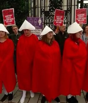 irlande-nord-robot-pilules-handmaids-tale