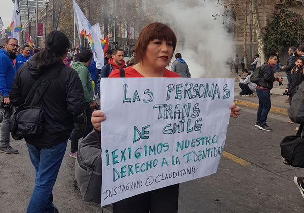 « Les personnes trans du Chili exigeons notre droit à l'identité ! » À Santiago du Chili, le 23 juin 2018. © Esther Meunier
