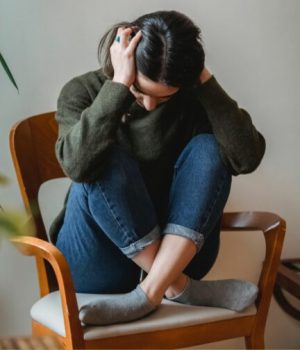 Une femme assise et anxieuse