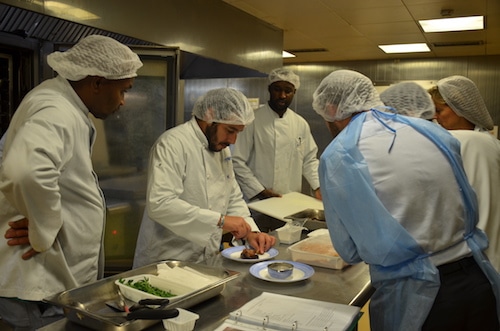 Le chef Grégory Cohen et l'équipe de l'hôpital Saint-Louis en cuisine Le chef Grégory Cohen et l'équipe de l'hôpital Saint-Louis en cuisine