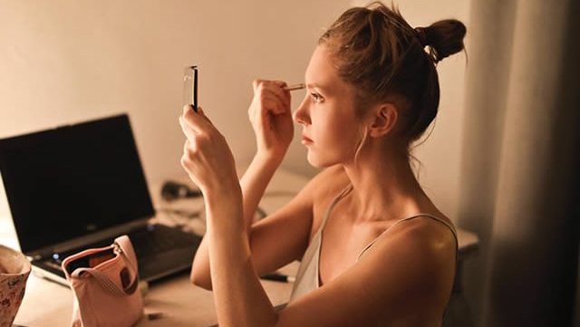 Maquillage, téléphone et déjà en couple : comment faire quand sa