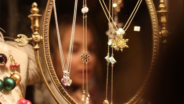 Sélection shopping : des bijoux magnifiques pour passer un Noël de Reine !