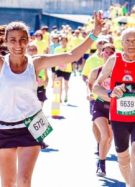 femme en train de courir avec une foule derrière
