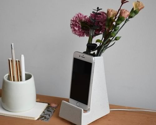 Vase porte-téléphone, 29€ Vase porte-téléphone, 29€
