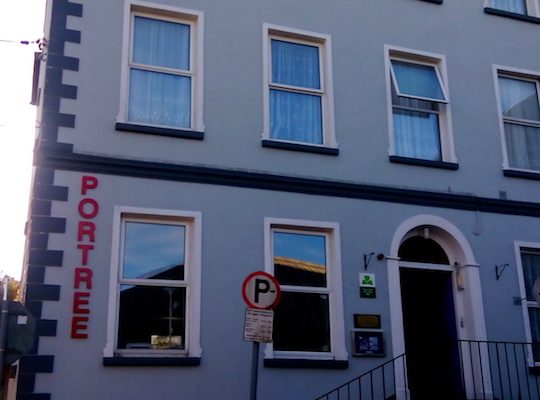 L'entrée de l'auberge de jeunesse à Waterford, en Irlande. L'entrée de l'auberge de jeunesse à Waterford, en Irlande.
