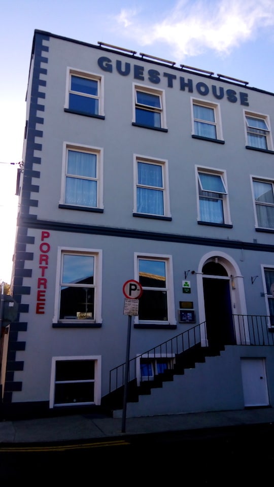 L'entrée de l'auberge de jeunesse à Waterford, en Irlande.