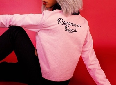 veste rose romance is dead