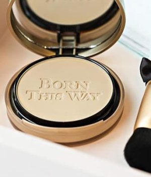 poudre compacte born this way Too Faced
